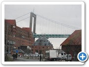 Das Hafengebiet in Göteborg.Die Brücke älvsborgsbron über den Göta älv
 hat eine Durchfahrthöhe von 45 Metern