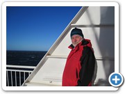 Nach einer entspannten Nacht steht Ulrich schon früh wieder auf dem Deck und genießt  Sonne,Meer und Wind. 