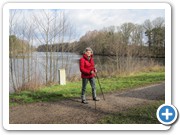 Monika in der kühlen Morgensonne am Lopausee