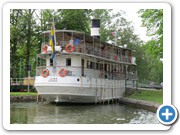 Ein warmer Sommertag in Hajstorp mit der Juno bei der Einfahrt in die Schleuse.